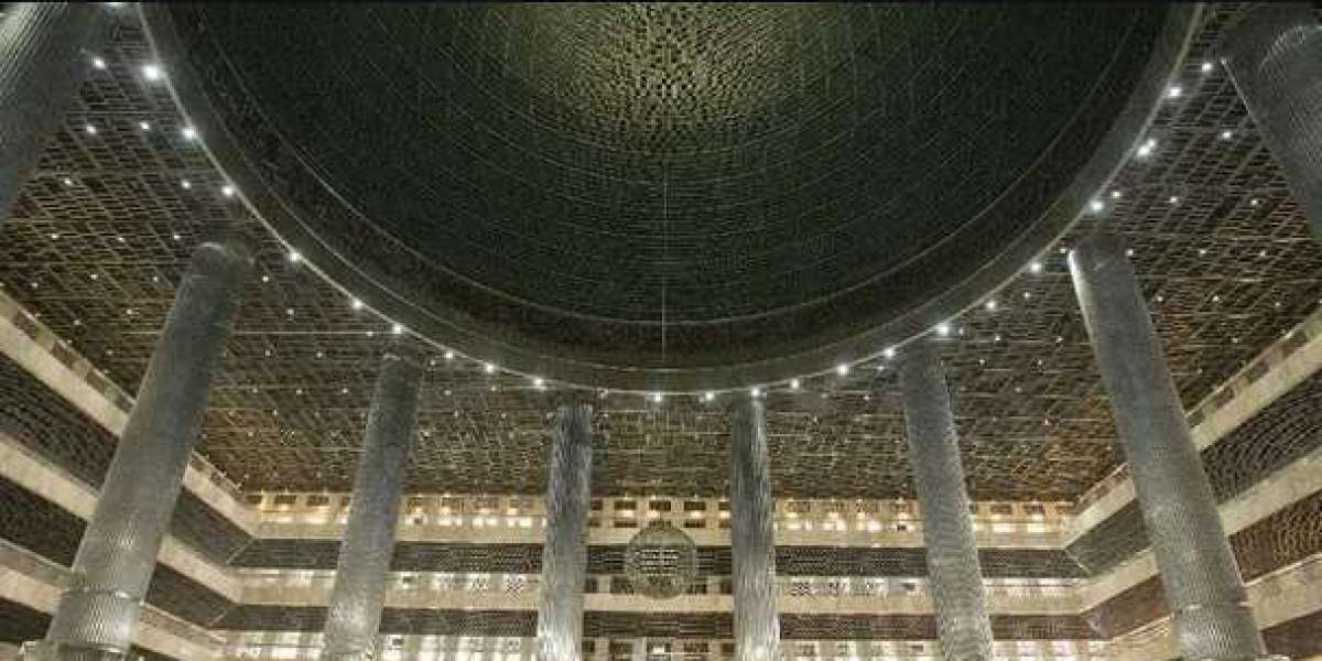 Viral Lampu Warna-warni Masjid Istiqlal, Ini Penjelasan Lengkapnya.
